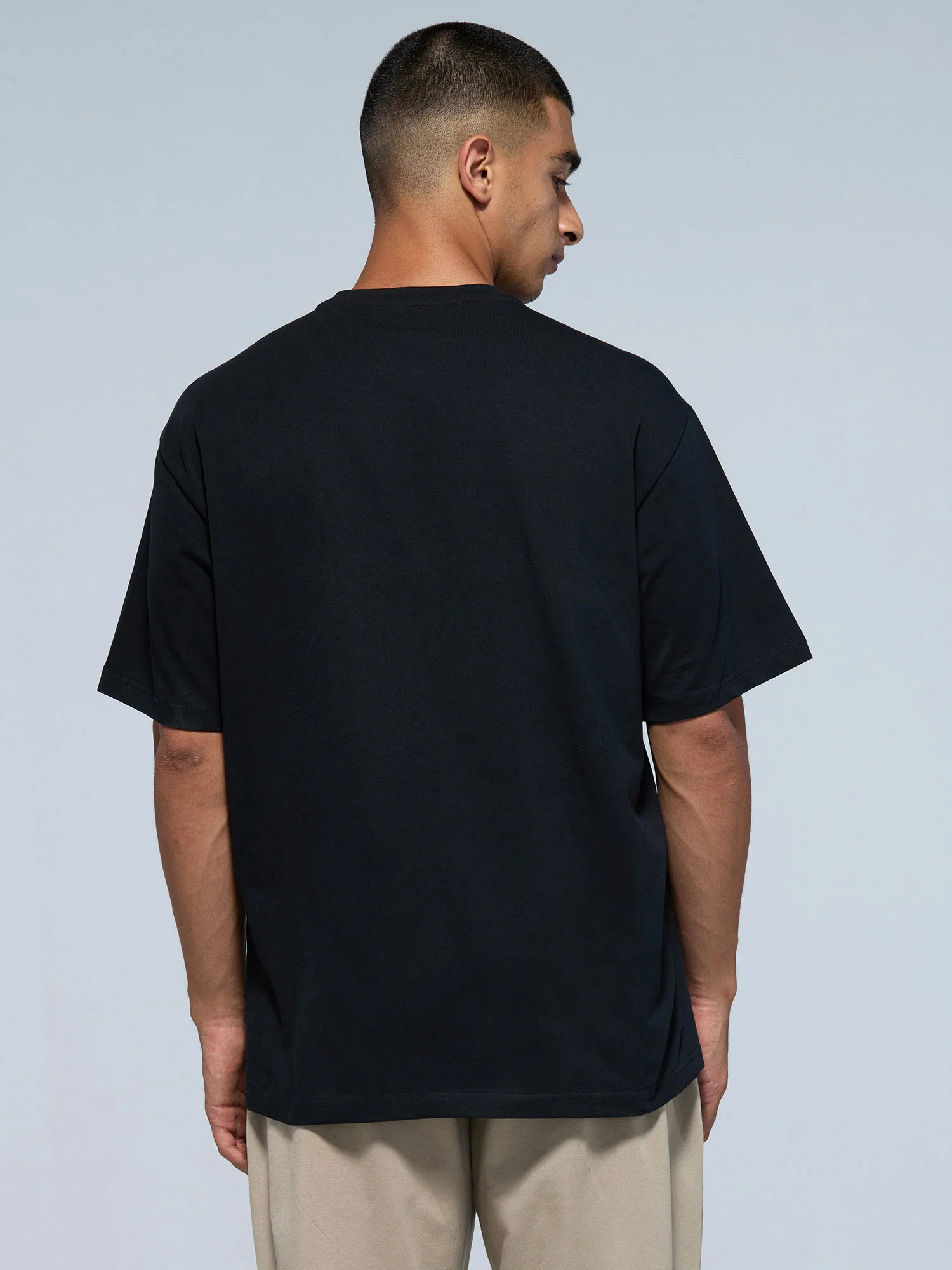 Black Solid Oversized Tee - Men - Image 5