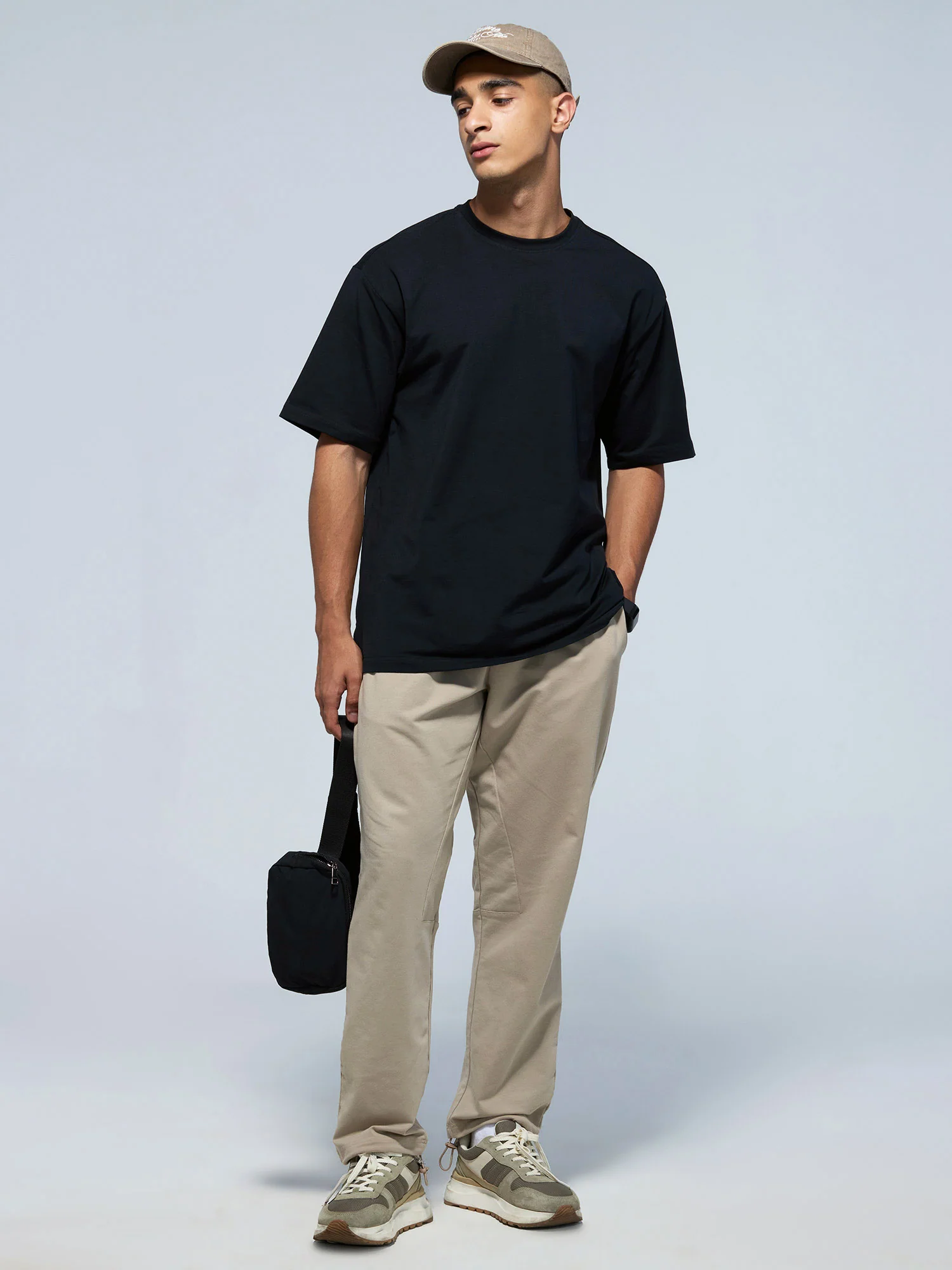 Black Solid Oversized Tee - Men - Image 7